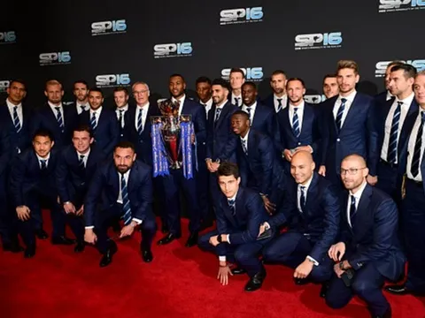 Leicester mang cúp đi nhận giải 'Đội bóng của năm'