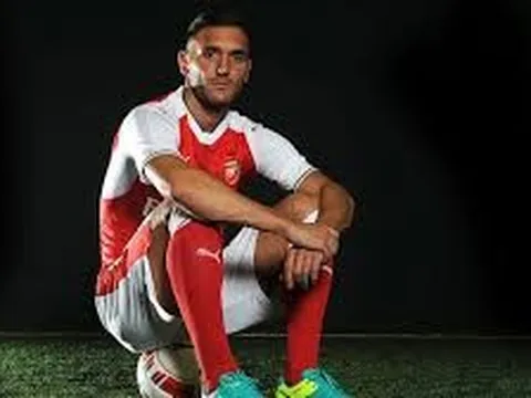 Lucas Perez, một 'số 9' thất bại khác của Arsenal?