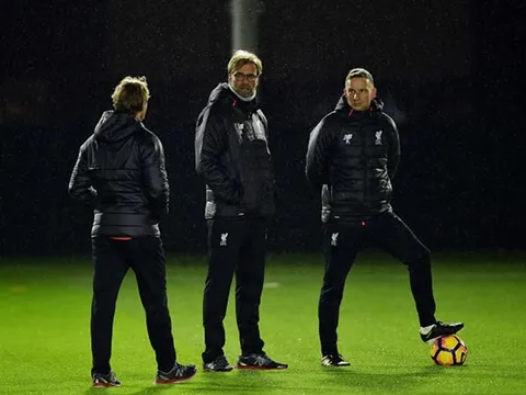 Mặc mưa rét, Liverpool vẫn tập xuyên đêm vì Derby