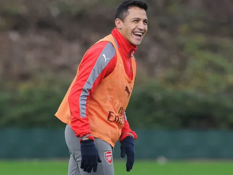 Mặc tin đồn ra đi, Oezil và Sanchez vẫn vui vẻ hết mình trên sân tập