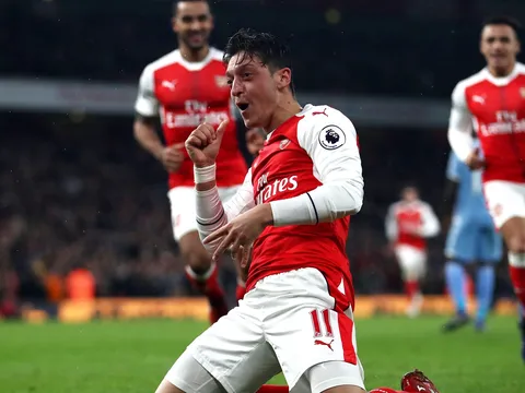 Màn trình diễn của Mesut Oezil trước Stoke City