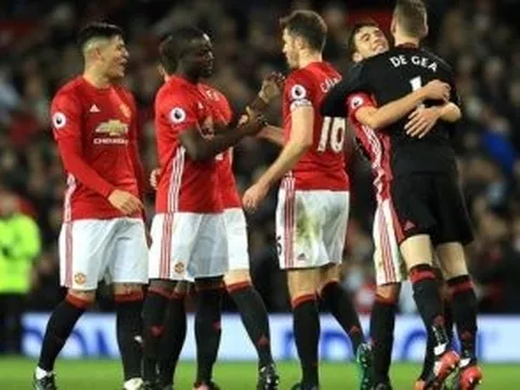 Marcos Rojo cân cả hàng tiền đạo Tottenham