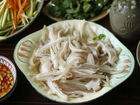 Mẹo luộc tai heo trắng giòn, không hôi