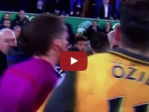 Mesut Oezil 'chiến' với các cầu thủ Everton sau hiệp 1