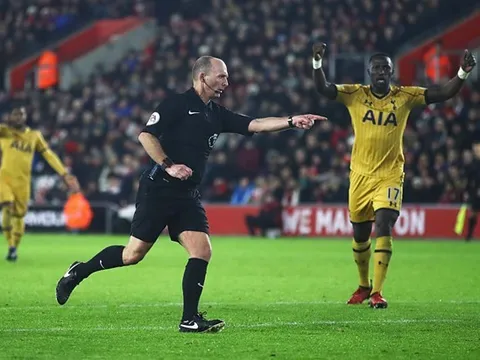 Thêm 2 dấu hiệu cho thấy trọng tài Mike Dean là fan Tottenham