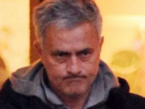 Mourinho cau có tháp tùng con gái đi mua đồ nữ trang