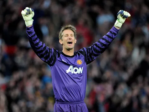Nhìn Ibrahimovic chợt nhớ đến Edwin Van der Sar