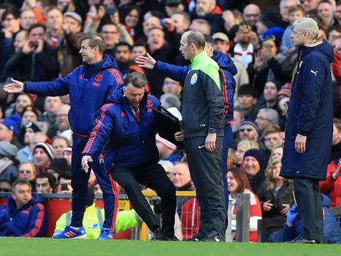 Những khoảnh khắc vui nhộn nhất năm 2016: Pardew nhảy nhót, Van Gaal 'diễn sâu'