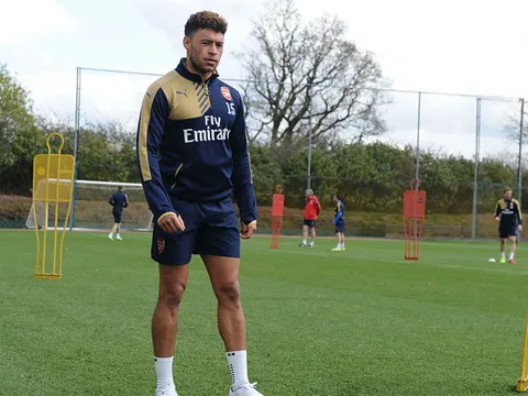 Những pha xử lý đẳng cấp của Oxlade Chamberlain