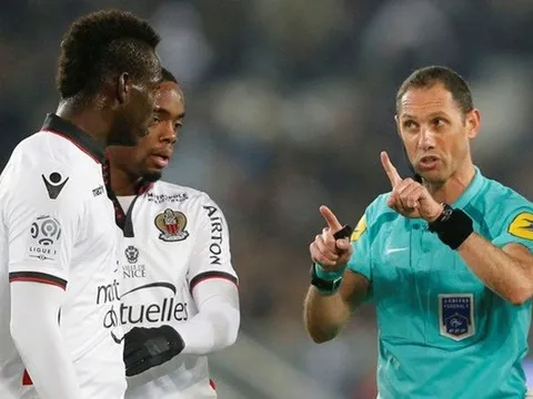NÓNG: Balotelli lại gây hoạ, bỏ banh đá người