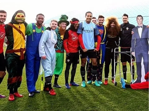NÓNG: Công khai mặc áo Man City, tương lai Van Dijk được định đoạt?