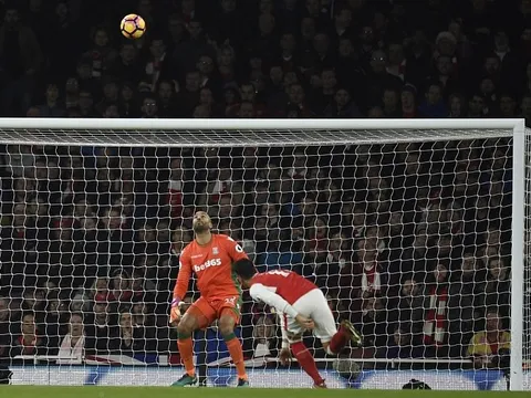 Oezil đánh đầu điêu luyện, Arsenal bước lên đỉnh Ngoại hạng Anh
