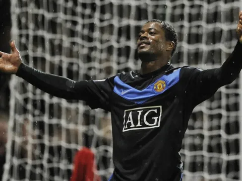 Patrice Evra trên đường trở lại Ngoại hạng Anh