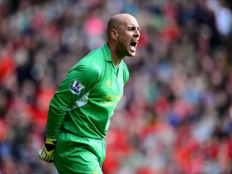 Pepe Reina từng mắc sai lầm tai hại trong trận derby Merseyside