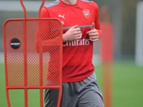 Per Mertesacker trở lại, Wenger thở phào