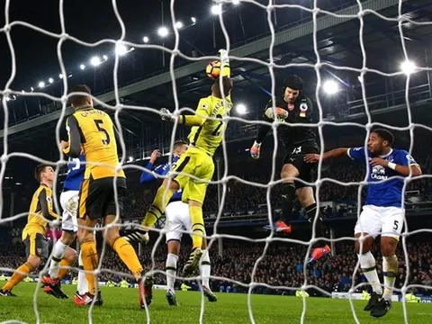 Petr Cech suýt 'hóa' Ramos cứu nguy cho Arsenal