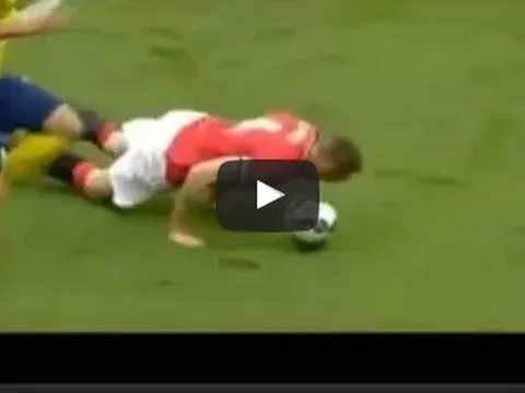 Pha cản bóng bằng đầu 'kinh điển' của Phil Jones vs Arsenal