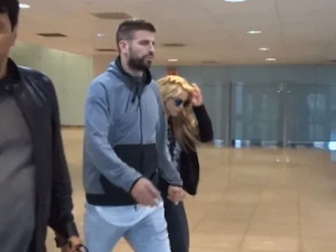 Pique và báo giới 'gây hấn' tại sân bay
