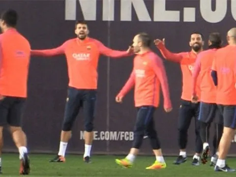 Pique và Suarez suýt 'choảng nhau' trên sân tập