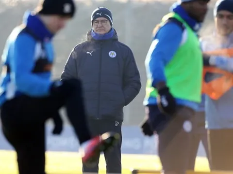 Ranieri kiệm nụ cười trên sân tập của Leicester City