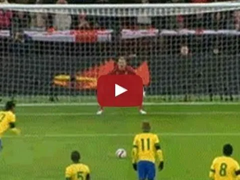 Ronaldinho từng 'bất lực' trước Joe Hart trên chấm 11m