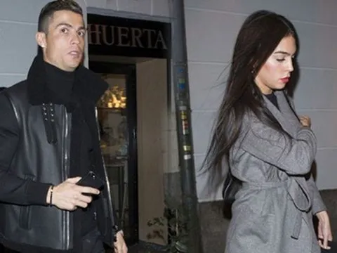 Ronaldo ăn mừng chức vô địch cùng bạn gái mới