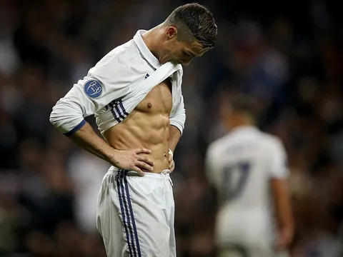 Ronaldo bị tố ra hiệu cho fan Real...ngậm miệng lại
