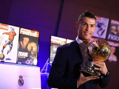 Các huyền thoại và đồng đội chúc mừng Ronaldo