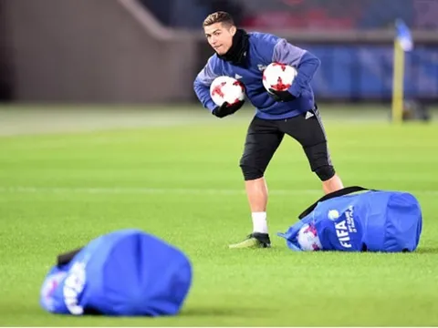 Ronaldo tình nguyện nhặt bóng cho các đồng đội trên sân tập