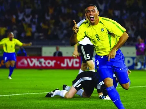 Ronaldo 'quẩy' tưng bừng ở World Cup 2002