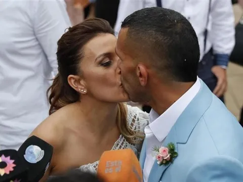 Sau 19 năm, cuối cùng Tevez cũng đưa nàng về dinh