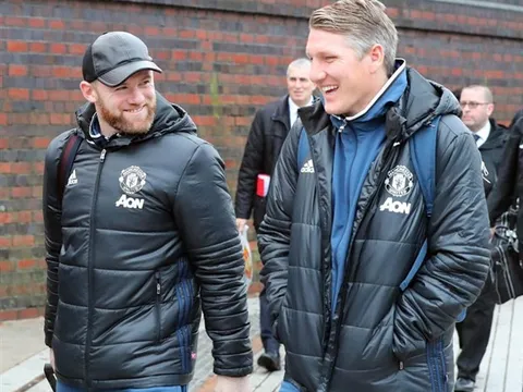 Schweinsteiger và Rooney như hình với bóng tại sân ga trước giờ G