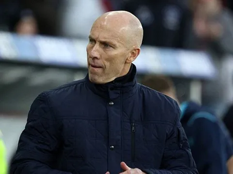 Swansea lại sa thải HLV, mời gọi Giggs