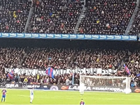 Tấm băng rôn khiến CĐV Barca xấu hổ trong trận derby xứ Catalan