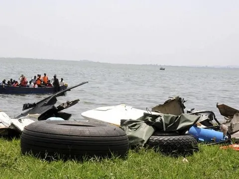 Tàu chở đội bóng bị chìm ở Uganda