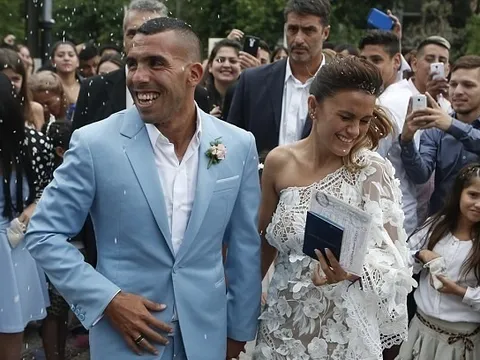 Đang nghỉ trăng mật, Tevez bị trộm đồ ở quê nhà