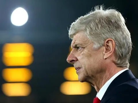 Thua Everton, HLV Wenger đổ lỗi cho... trọng tài