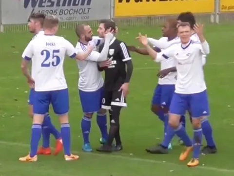 Cầu thủ từ chối hưởng penalty, được đội bạn hôn lên má