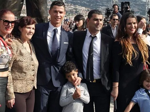 Trái tim Ronaldo: Một đời vì gia đình và cộng đồng