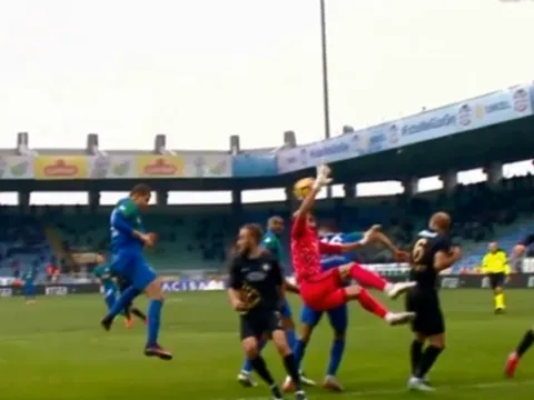 Trọng tài tai tiếng Cakir thổi quả penalty không tưởng