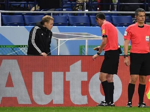 Trọng tài đầu tiên dùng công nghệ thổi penalty