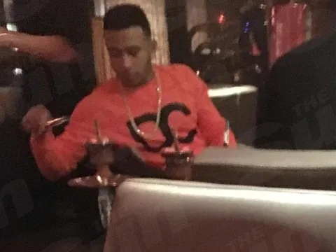 Tương lai tại Man Utd mờ mịt, Depay giải sầu bằng shisha