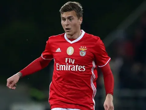 Victor Lindelof đã kí vào áo đấu Man United