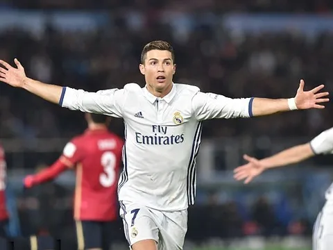 Vừa nhận bóng vàng, Ronaldo làm luôn cú hatrrick đưa Kền kền lên ngôi vô địch