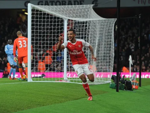 Walcott cán mốc ghi bàn ở Arsenal