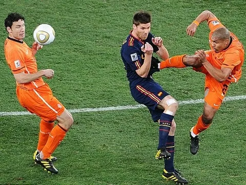 Xem lại cú kungfu rợn người của De Jong nhắm vào Alonso