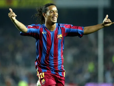 Xem Ronaldinho làm xiếc với trái bóng
