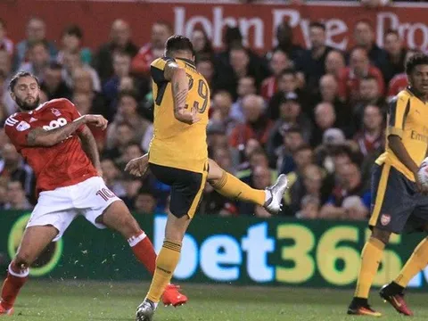 Xhaka và Cazorla cố gắng ghi bàn theo cách của các huyền thoại