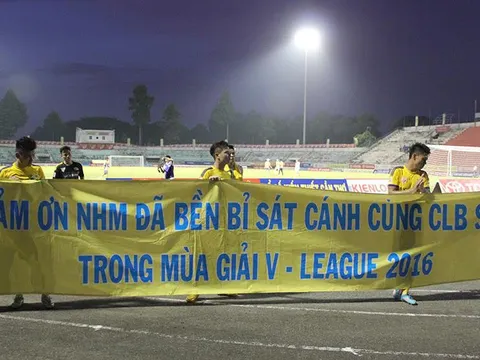 Cầu thủ SLNA tri ân người hâm mộ xứ Nghệ trên sân Cao Lãnh