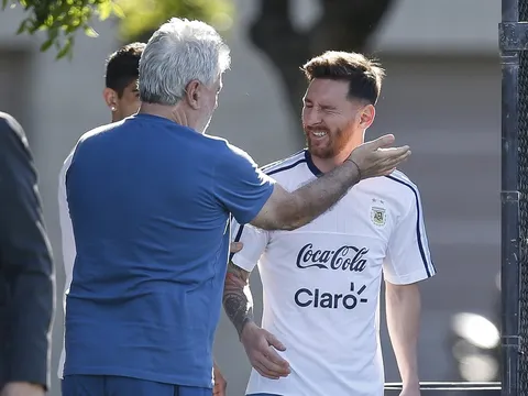 Bỏ qua phiên tòa, Messi rạng rỡ trên sân tập cùng Argentina